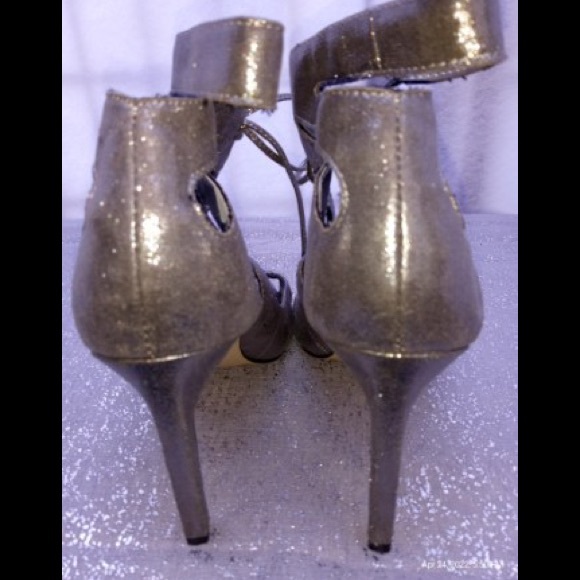 BCBGeneration Chierra Pewter Heels Size 5 - Picture 5 of 6